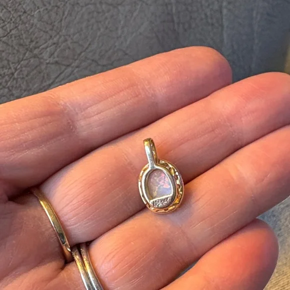 Elegant 14k solid yelllow gold Opal and Diamond Pendant - Picture 2 of 5